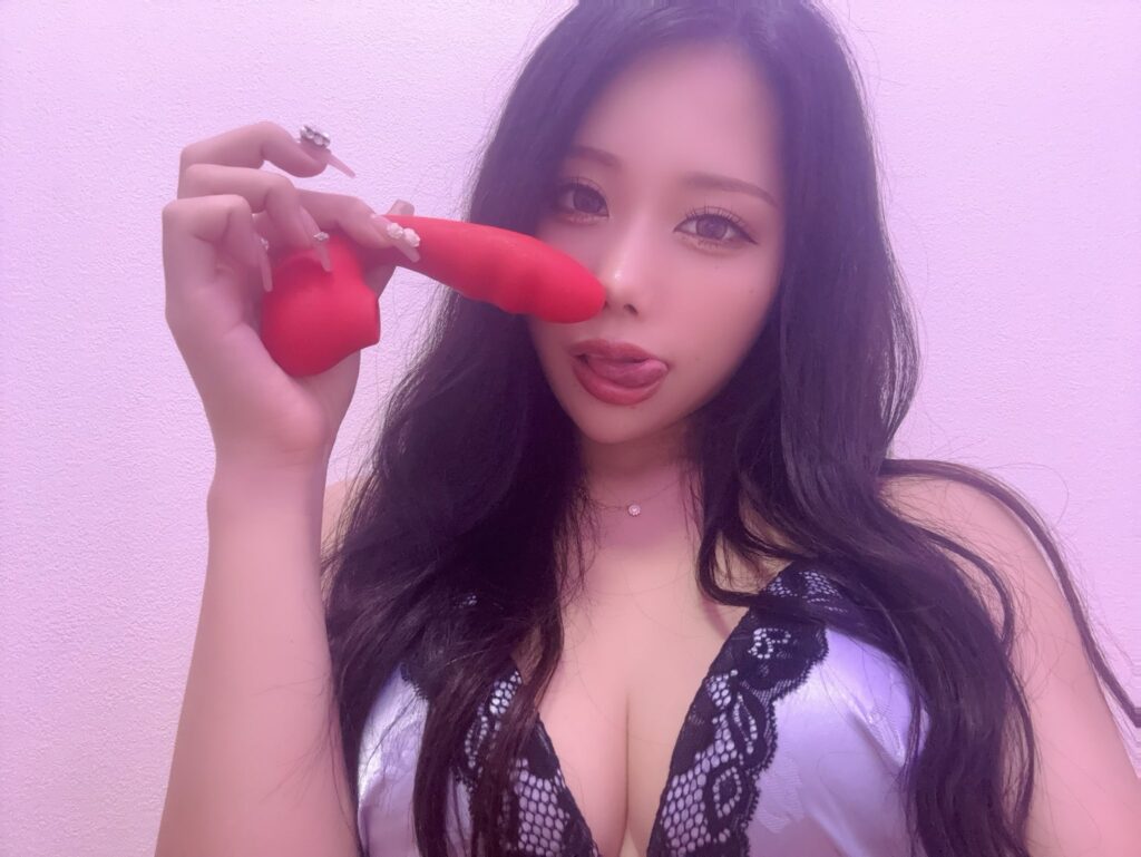 Xフォロワー1万人超えアパレルギャル店員の裏の顔！生配信でアソコかき混ぜてびちゃびちゃ床に潮吹き撒き散らしまくり！まな*+。＋のFANZAライブチャットがエロすぎる  | マニアラボ