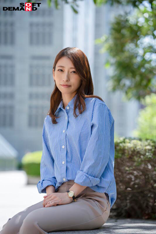 SNS総フォロワー4万人の公務員 市役所勤務のイラマで感じる奥さん 永尾あかね 37才 AV DEBUT サンプル画像